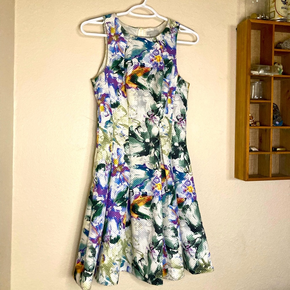 Floral pattern form fitting mini dress. 💐💐